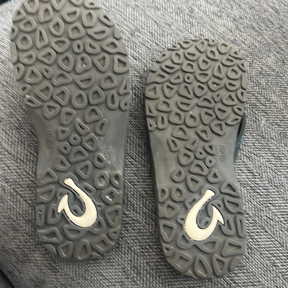 Flip Flops Child’s Size 13 OloKai Excellent condition - Picture 2 of 2